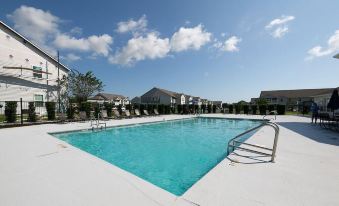 Updated, Ground Floor Unit w/ Pool & Gym, Sleeps 6