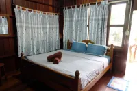 RuenNamyen Resort Amphawa 사뭇송크람 호텔