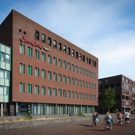 Hampton by Hilton Amsterdam Centre East Отели рядом с достопримечательностью «Мост Питон»