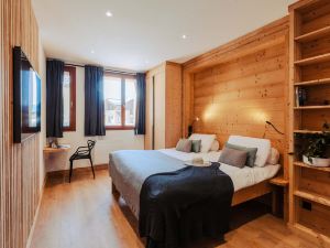 Alpi Cozie - A Luxury Apartment for 12 Persons in the Heart of Montgenèvre