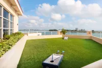 Hampton Inn & Suites Clearwater Beach Hotels near Encounters With Dolphins