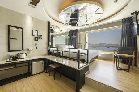 Busan Myeongji Oceanview JK Hotel Отели рядом с достопримечательностью «Yishu Island Migratory Park»