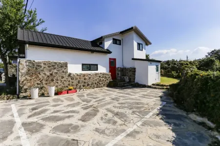 Doldamine Jeju Отели рядом с достопримечательностью «Dolgeobugi Suseok Bakmulkwan»