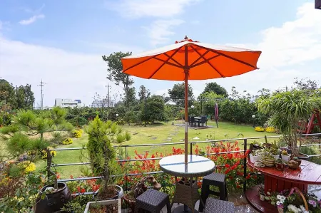 Seogwipo Sangchoone Pension Отели рядом с достопримечательностью «Soesokkak Estuary»