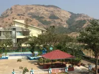 Royal Hills Resort فنادق في Kurvande