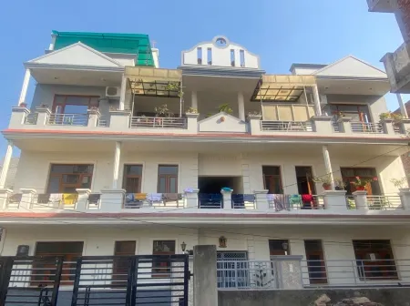 Negi Lodge Chandigarh Отели рядом с достопримечательностью «Закер Хассейн Роуз Гарден»