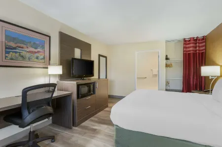 Best Western Superstition Springs Inn Отели рядом с Аэропорт Феникс-Меса Гейтвей