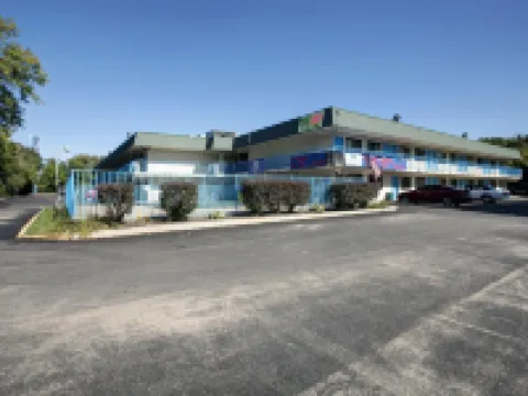 Travelodge by Wyndham Grand Rapids North Hotels in Walker