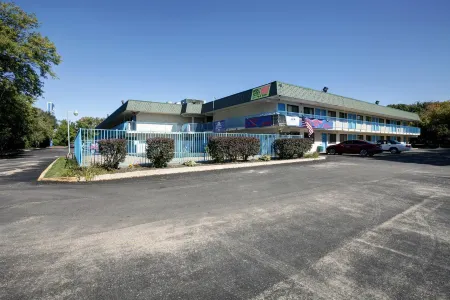 Travelodge by Wyndham Grand Rapids North