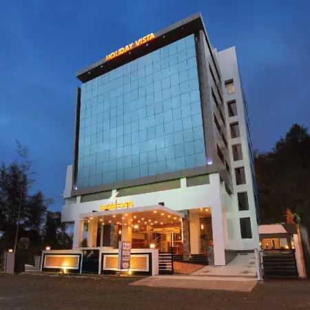 Holiday Vista Thekkady a Premium Hotel Near Periyar Wild Life Sanctuary with Sky View Pool