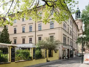 Old Town Square Residence by Emblem