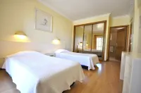 A Stylish Villa with a Private Pool, Short Drive from the Centre, Free AC & Wifi