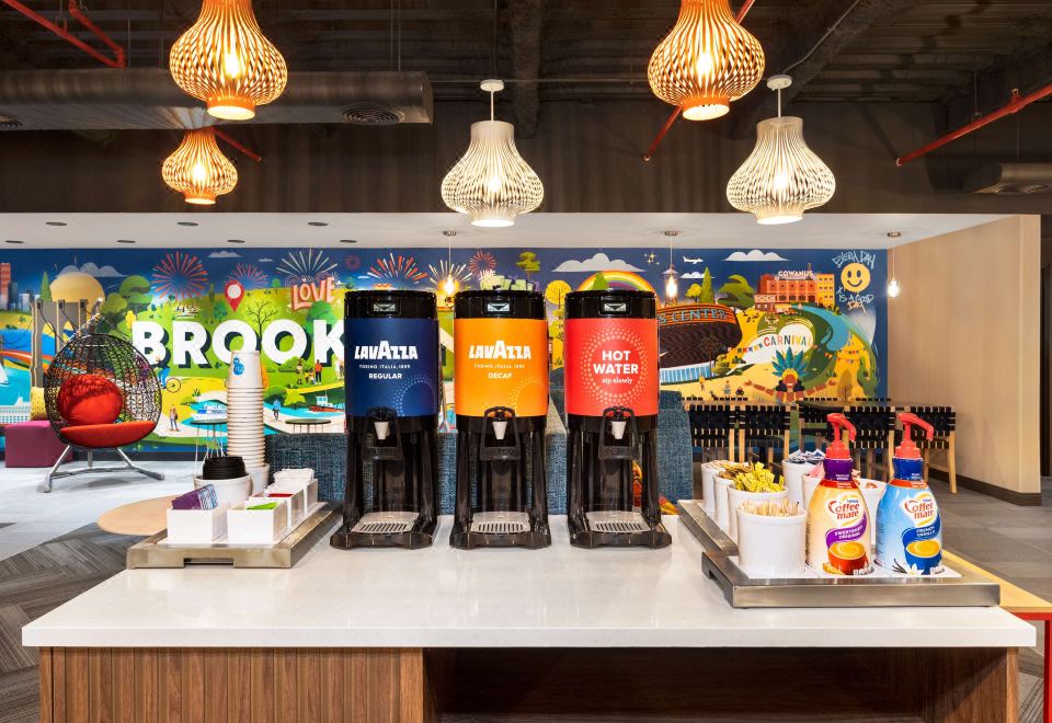 Tru by Hilton Brooklyn의 현대적인 로비 공간