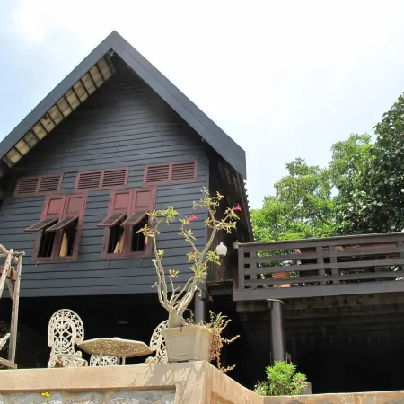 Ayothaya Riverside House Отели рядом с достопримечательностью «Аютайя»