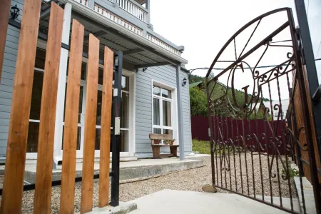 Gavan' Listvyanka Mini-Hotel Отели рядом с достопримечательностью «Три измерения»