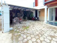 D'Waru Homestay Syariah Near Jl Slamet Riyadi Mitra RedDoorz Hotels in Sondakan