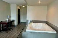 Baymont by Wyndham Keokuk - Hot Tub
