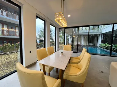 Villa Istana Bunga Amethyst V-89 5 Bedroom With Private Pool and Karaoke Set Hotellit kohteessa Kertawangi