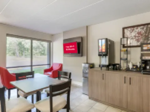 レッドルーフインドッズウェル - キングスドミニオン ドスウェルのホテル