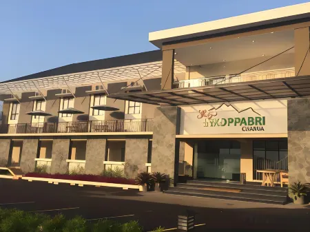 RedDoorz Premium @ Griya Inkoppabri Cisarua Puncak Отели в г. Bogor Regency