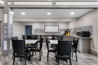 슈퍼 8 바이 윈덤 딕슨