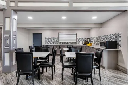 Super 8 by Wyndham Dickson