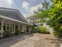 Londres Bed and Breakfast RedPartner Near Gembira Loka Zoo Hotels in Umbulharjo