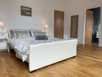 Luxury Waterfront Apartment Hotel dekat Tara Marina