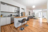 Spacious Living Area and Cozy Dining Space - Charming Urban Retreat 퀸스 호텔