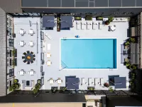 DoubleTree by Hilton Denver Cherry Creek - Rooftop Pools