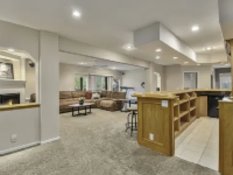 Large Cozy Retreat in West Omaha, Family Friendly with Game Rec Room! Hoteles en Distrito electoral de Millard