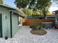 Riverside Casita: semi-private pool, spa, dock, garden oasis, 5 min to downtown!