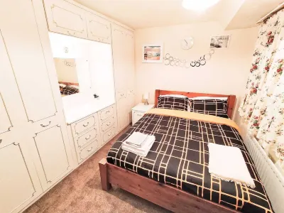 EEE Homes Dudley, A Retro Expression. 라이마켓 쇼핑 센터 주변 호텔