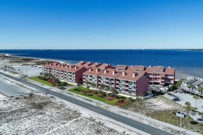 Waterfront 3-bedroom palm beach paradise with a pool on Pensacola Beach