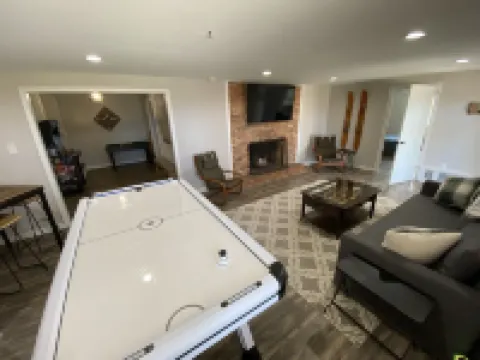 Beautiful 5 Acre Lakefront Private Retreat w/ Boat Dock, Hot Tub, 5 Bdrm/ 5 bath