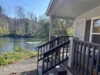 Cozy Cottage right on the McKenzie River!