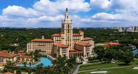 Modern Haven  5B 4B with Heated  Pool Отели рядом с достопримечательностью «Парк штата Барнакл Хисторик»