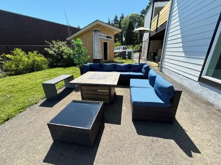 Convenient modern 2br home, 5 mins from airport.