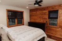 Hillside Hideaway: Full Family Home, 250 ft from the Lake Shore. Dog Friendly! Các khách sạn ở West Brookfield