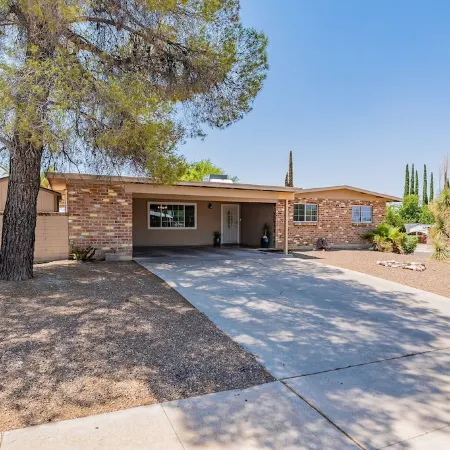 Charming 4-bedroom house, family and pet friendly, in desirable east Tucson!