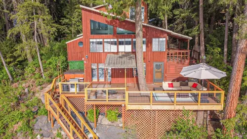 Year around  Bliss Lakehouse with hottub and deck