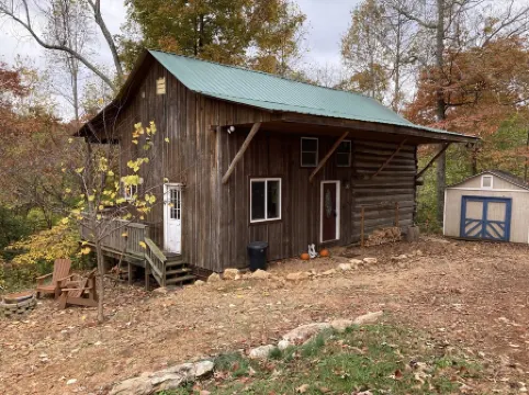 Cozy hand-built cabin in the heart of wine country, near mountains and Mayberry