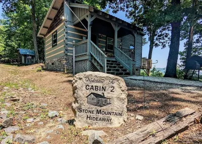 Cozy & Convenient Stone Mountain hideawy ... closest to the State Park!