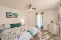 1 Mile to Beach! Tropical Getaway Home w/ Pool & Grill Отели рядом с достопримечательностью «Кокохатчи Ривер Парк Марина»