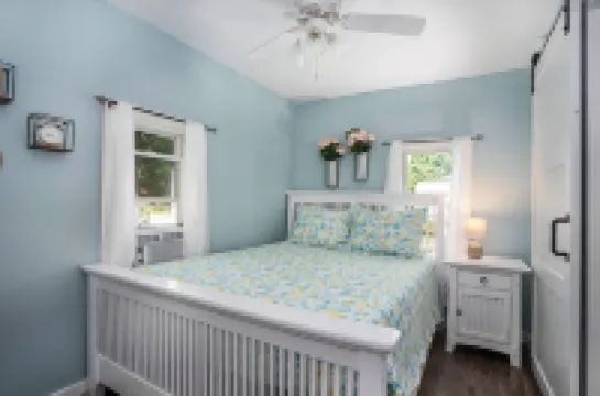 Charming  South Haven Cottage - 5 minute to the beach!