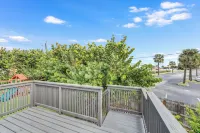 Beachside Private Pool/Yard Kid&Pet Friendly. 3 min from the Beach