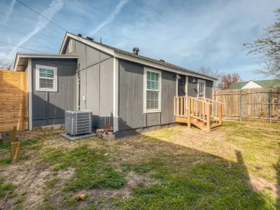 Cozy Cottage in BoomerTown Hotels near West Lindsey Shopping Center