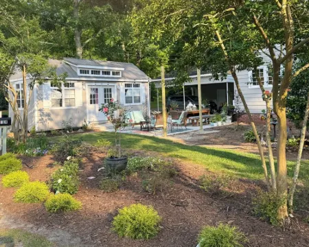 Cape Cod cottage close to Prembroke Creek Hotels in Edenton