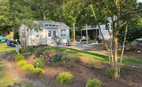 Cape Cod cottage close to Prembroke Creek Hotels in Edenton