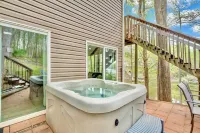 Treetop & Waterfront! Quiet Cove, Hot Tub, Kayaks, Game Room and more